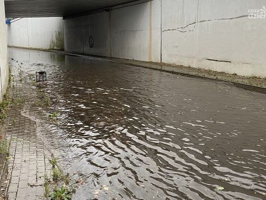 Niespokojny poranek w powiecie ciechanowskim. Woda zalała tunel w Gołotczyźnie