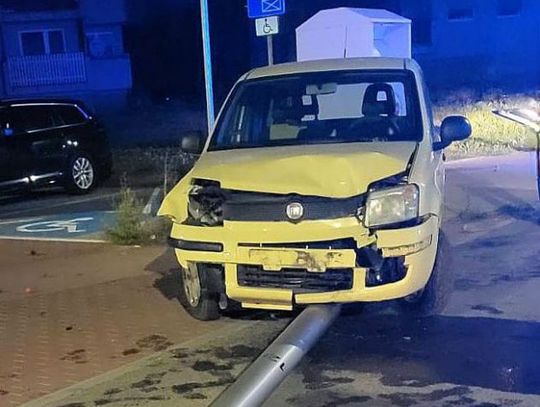 Nietrzeźwy kierowca uderzył w latarnię w Mławie