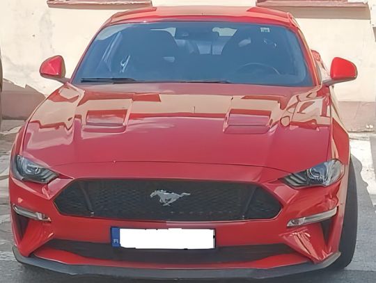 Skonfiskowany czerwony Ford Mustang