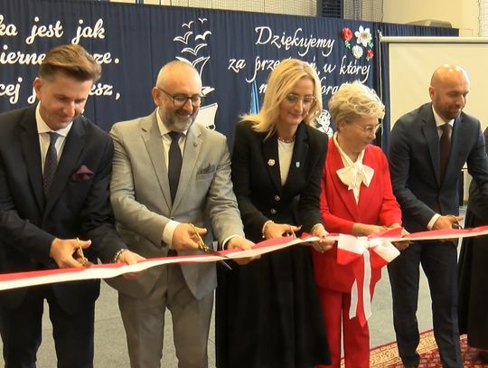 Oficjele przecinają wstęgę w hali sportowej w Szulmierzu