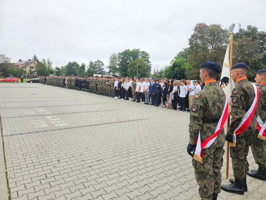 Uczniowie w mundurach na inauguracji klasy policyjnej w Ciechanowie