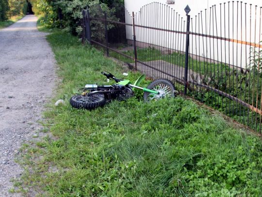 Nowa Wieś. 13-latek uderzył motocyklem w ogrodzenie