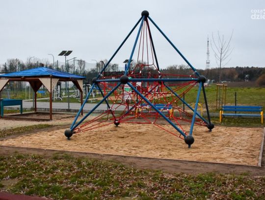Nowe atrakcje na osiedlu Kwiatowym w Ciechanowie – rozbudowano plac zabaw!