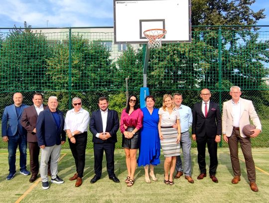 Nowa nawierzchnia i oświetlenie – boisko Orlik przy ZSP Przasnysz gotowe na nowy rok szkolny.
