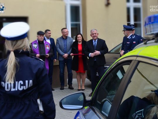 Nowe samochody dla mławskiej policji w świątecznym prezencie