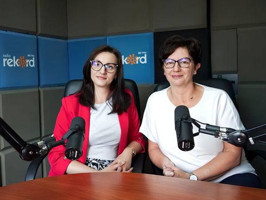 Rozmowa w studiu radiowym z dyrektor Ewą Krajzą i wicedyrektor Ewą Żmijewską z ZSTCKU w Ciechanowie