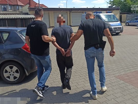 Odpowie za pornografię dziecięcą i posiadanie broni. 52-latek w rękach policji