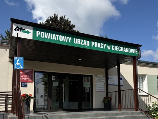 Wejście do Powiatowego Urzędu Pracy w Ciechanowie