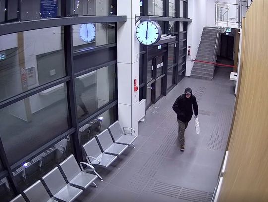 Okradł toalety na mławskim dworcu zintegrowanym. Poznajesz go?