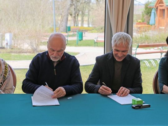 Opinogóra. Umowa na kolejne renowacje zabytkowych nagrobków podpisana