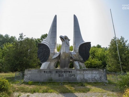 Orzeł, który budzi kontrowersje. Miasto chce wyremontować pomnik, mieszkańcy domagają się likwidacji, wojewoda wszczyna postępowanie