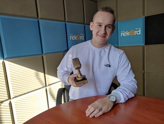 Oskar Berezowski, ze statuetką w studiu Radio Rekord