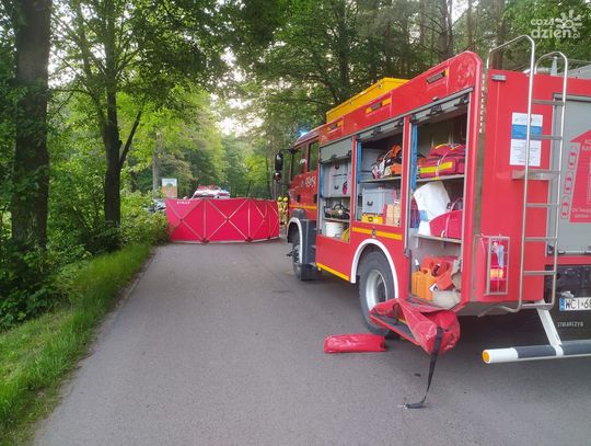 Osobówka uderzyła w drzewo. Trzy osoby nie żyją