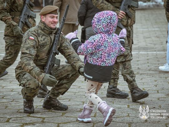 Żołnierz WOT po jego przysiędze,  z dzieckiem