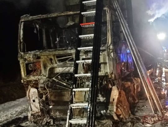 Palił się TIR przewożący makulaturę. Gasiło go 22 strażaków. 