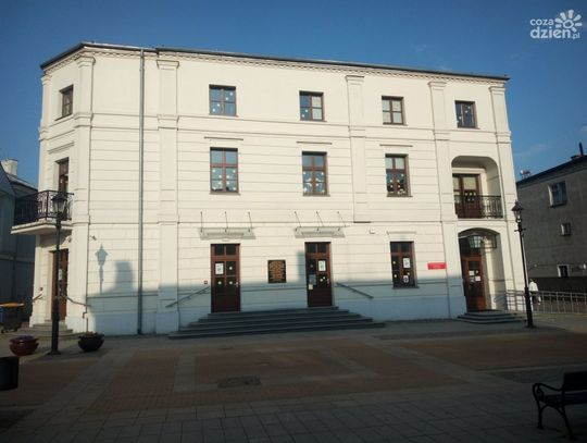 PBP w Ciechanowie. W oknach pojawiły się żonkile! Dlaczego?