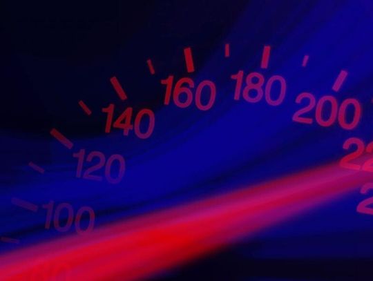 Pędził w terenie zabudowanym 119 km/h, za kierownicą 88-latek