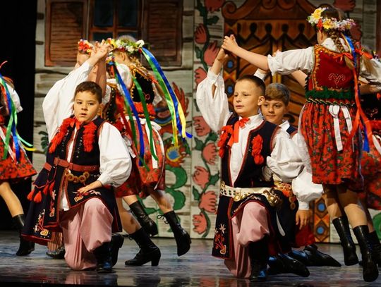 "Piękna nasza Polska cała" - wspaniały koncert w Ciechanowie. Premierowe wykonania, owacje, muzyka, taniec i śpiew