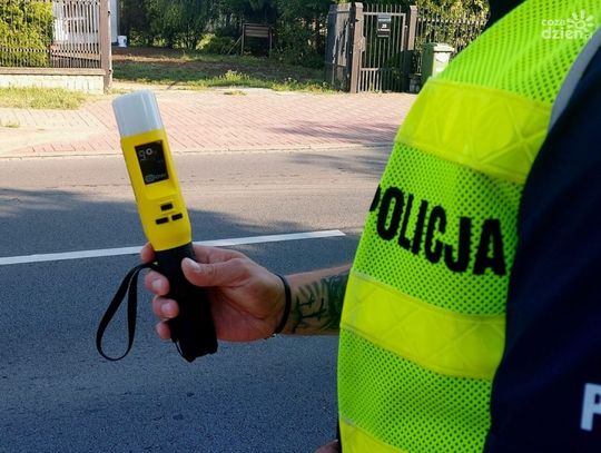 Pijana kierująca uderzyła w budynek w Przasnyszu - nie miała uprawnień do prowadzenia pojazdów