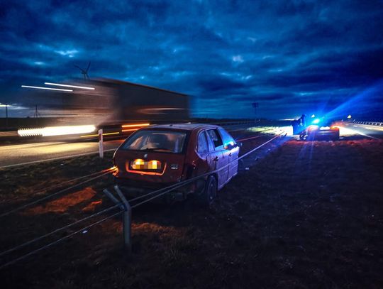 Pijany kierowca wbił auto w bariery na S7. Powrót do domu kosztował go fortunę Samochód wbity w bariery ochoronne