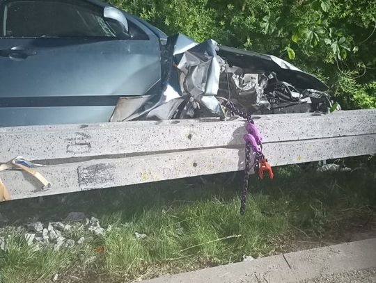 Pijany kierowca zakończył swoją jazdę na słupie energetycznym