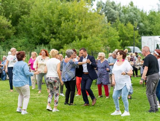 Piknik seniorów w ciechanowskim Ogrodzie Społecznym