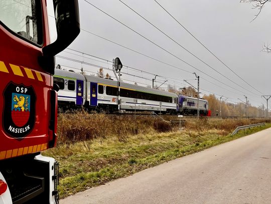 PILNE Śmiertelny wypadek między Nasielskiem a Świerczami. Pasażerowie z Ciechanowa utknęli. Sprawdź odwołane pociągi. Zatrzymany pociąg po potrąceniu kobiety