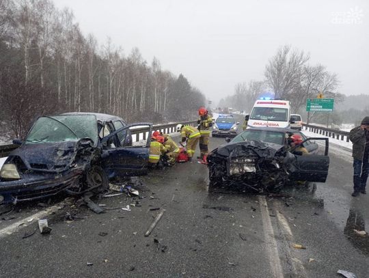 Pilne! Zderzenie trzech osobówek pod Mławą, droga jest zablokowana