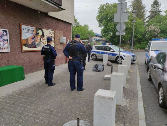 Pilne! Zwłoki kobiety na chodniku w centrum Ciechanowa 