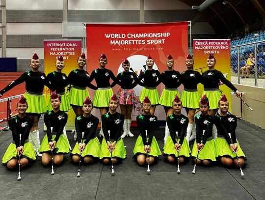 Mażoretki z Płońska w strojach, z medalami na Mistrzostwach Świata w Ostravie.