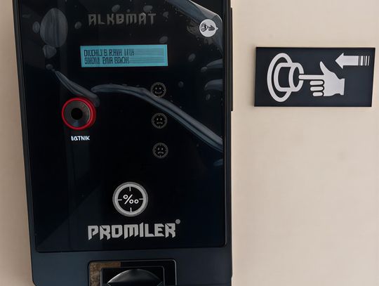 Alkomat na ścianie komendy w Ciechanowie