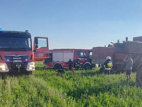 Pod Gruduskiem strażacy gasili pożar kombajnu