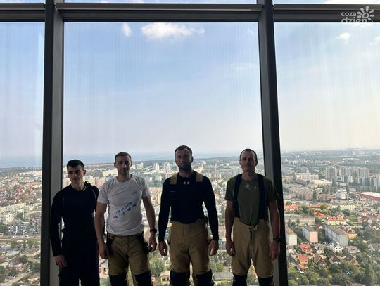 Pokonali 900 schodów. Strażacy z Ciechanowa w czołówce wycieńczającego biegu 