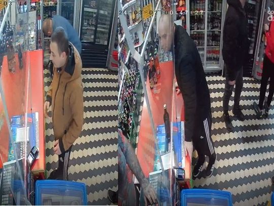 Policja w Ciechanowie poszukuje podejrzanych o przywłaszczenie telefonu - zgłoś, jeśli rozpoznajesz