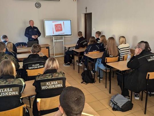 Policja w Przasnyszu wspiera akcję „Dzieciństwo bez Przemocy”