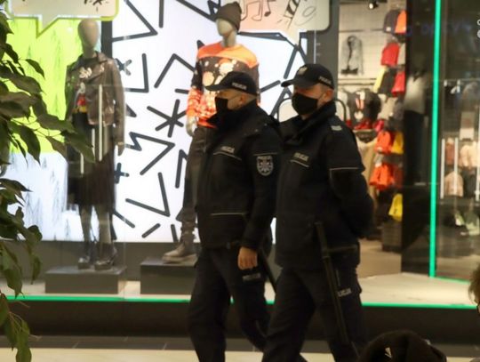 Policja z sanepidem kontroluje galerie handlowe. Sypią się mandaty i pouczenia