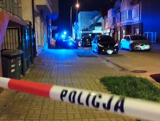 Policyjne samochody w miejscu przestępstwa