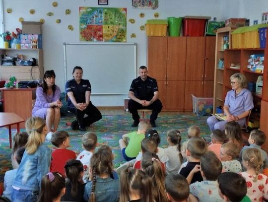 Policjanci przypominają o bezpieczeństwie podczas wakacji