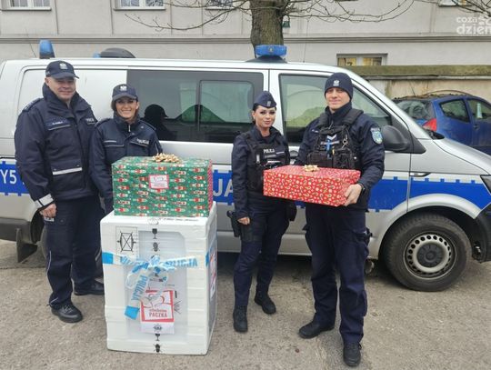 Policjanci z Ciechanowa pomagają w ramach „Szlachetnej Paczki”