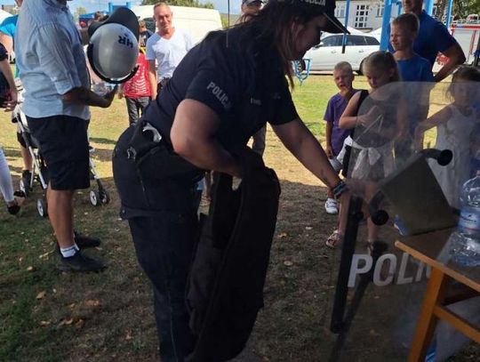 Policjanci z Makowa promują bezpieczeństwo na pikniku w Sypniewie