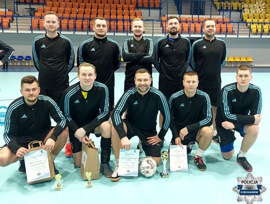 Policjanci z Nidzicy triumfują w Halowym Turnieju Piłki Nożnej w Ciechanowie