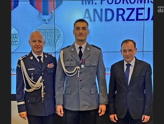 Policjant z Glinojecka bohaterem. Wyniósł mężczyznę z płonącego budynku