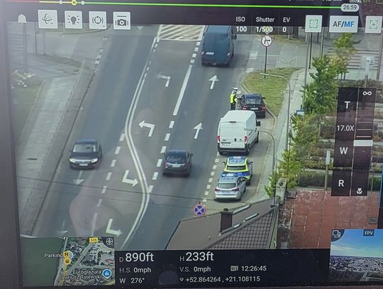 Dron w akcji – nowoczesna technologia wspiera makowską drogówkę podczas kontroli skrzyżowań i przejść dla pieszych.
