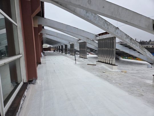 Półmetek remontu w Mławie. Nowa technologia zmieni komfort sportowców Poddasze hali sportowej w Mławie