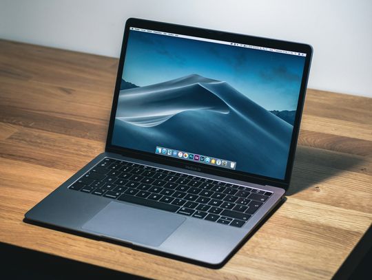 Laptop na biurku, gotowy do pracy