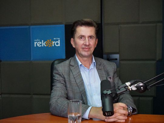 Poseł Rafał Romanowski przed mikrofonem w studiu Radia Rekord w Ciechanowie