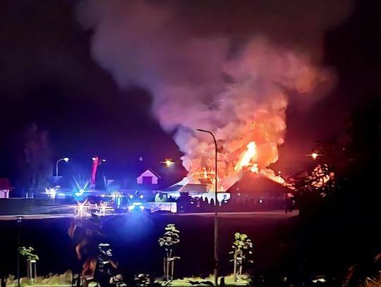 Potężny pożar w Kargoszynie. Ogień strawił dach z fotowoltaiką