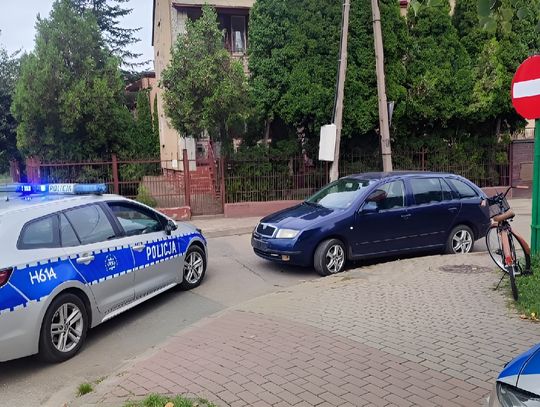 Potrącenie rowerzystki w Płońsku. 64-latka z urazem głowy trafiła do szpitala