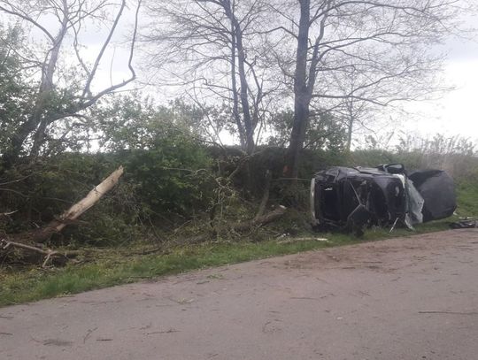 Poważny wypadek pod Płońskiem, samochód doszczętnie zniszczony