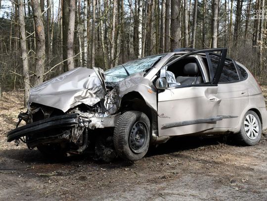 Poważny wypadek w gminie Szreńsk, kobieta uderzyła w drzewo